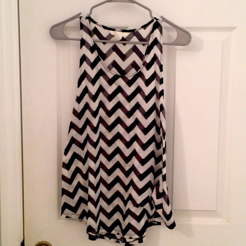 Black and white zigzag H&M tank